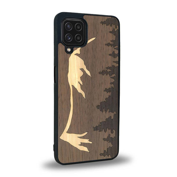 Coque de protection en bois véritable fabriquée en France pour Samsung A22 sur le thème de la nature et de la montagne qui allie du chêne fumé, du noyer et du bambou représentant le mont mézenc