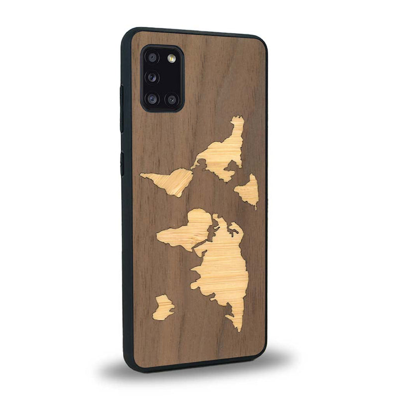 Coque de protection en bois véritable fabriquée en France pour Samsung A31 alliant du bambou et du noyer sur le thème du voyage et de l'aventure représentant une mappemonde