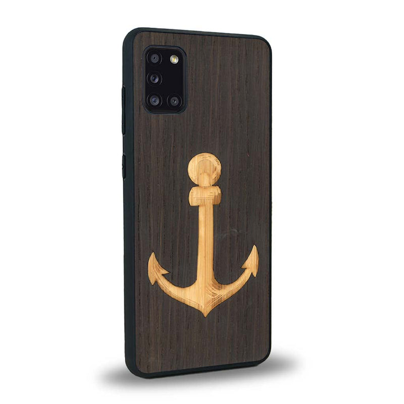 Coque de protection en bois véritable fabriquée en France pour Samsung A31 sur le thème nautique avec un bois clair et un bois foncé représentant une ancre de bateau