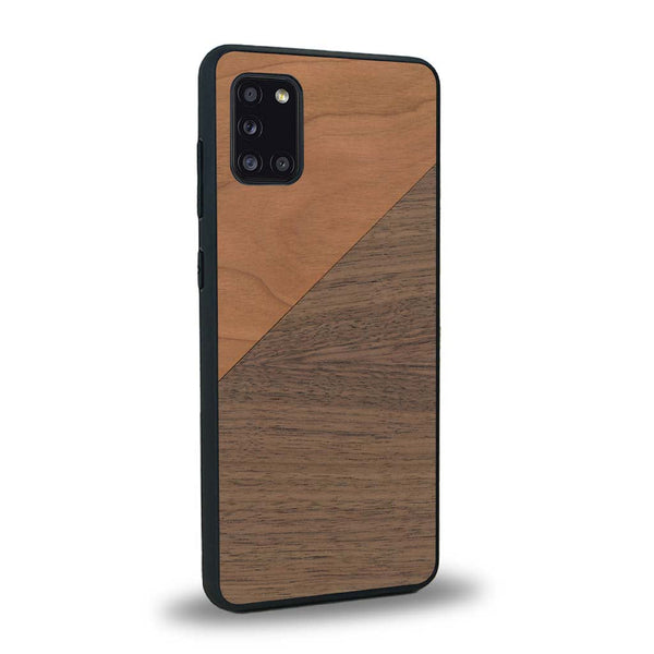 Coque de protection en bois véritable fabriquée en France pour Samsung A31 alliant du merisier et du noyer formant chacun un triangle avec une jointure en diagonale sur le thème de l'art abstrait
