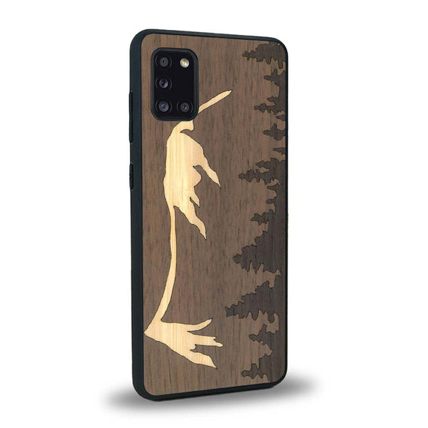 Coque de protection en bois véritable fabriquée en France pour Samsung A31 sur le thème de la nature et de la montagne qui allie du chêne fumé, du noyer et du bambou représentant le mont mézenc