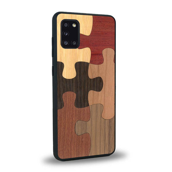 Coque de protection en bois véritable fabriquée en France pour Samsung A31 représentant un puzzle en six pièces qui allie du chêne fumé, du noyer, du bambou, du padouk, du merisier et de l'acajou