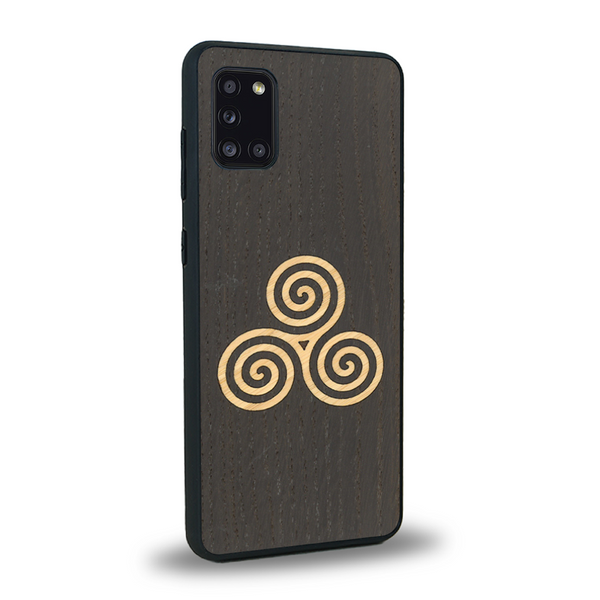 Coque de protection en bois véritable fabriquée en France pour Samsung A31 alliant du chêne fumé et du bambou et doré représentant un triskell