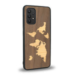 Coque de protection en bois véritable fabriquée en France pour Samsung A32 4G alliant du bambou et du noyer sur le thème du voyage et de l'aventure représentant une mappemonde