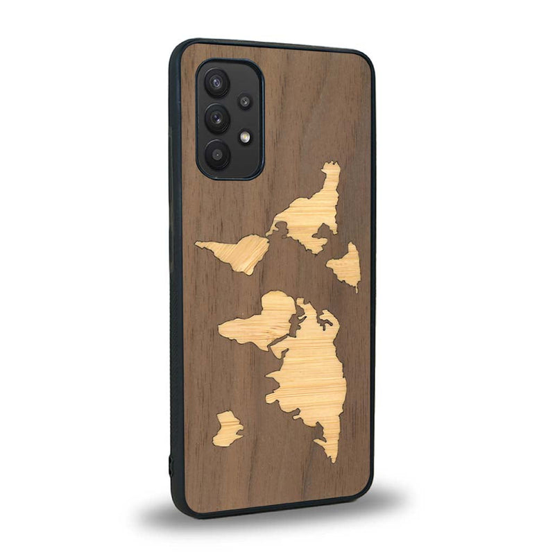 Coque de protection en bois véritable fabriquée en France pour Samsung A32 4G alliant du bambou et du noyer sur le thème du voyage et de l'aventure représentant une mappemonde