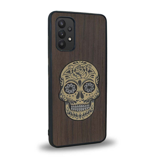 Coque de protection en bois véritable fabriquée en France pour Samsung A32 4G alliant du chêne fumé avec du métal argenté et doré représentant une tête de mort mexicaine sur le thème Dia de los Muertos