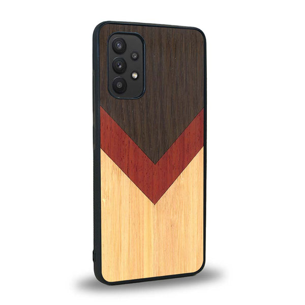 Coque de protection en bois véritable fabriquée en France pour Samsung A32 4G alliant du chêne fumé, du padouk et du bambou en forme de chevron sur le thème de l'art abstrait