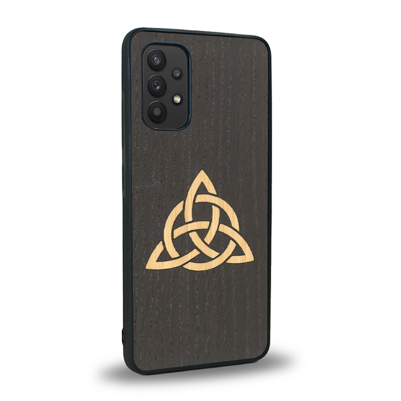 Coque de protection en bois véritable fabriquée en France pour Samsung A32 4G alliant du chêne fumé et du bambou représentant une triquetra