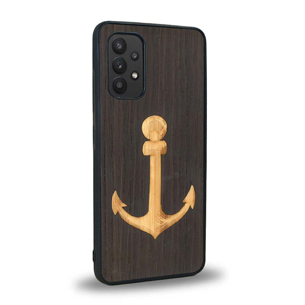 Coque de protection en bois véritable fabriquée en France pour Samsung A32 4G sur le thème nautique avec un bois clair et un bois foncé représentant une ancre de bateau