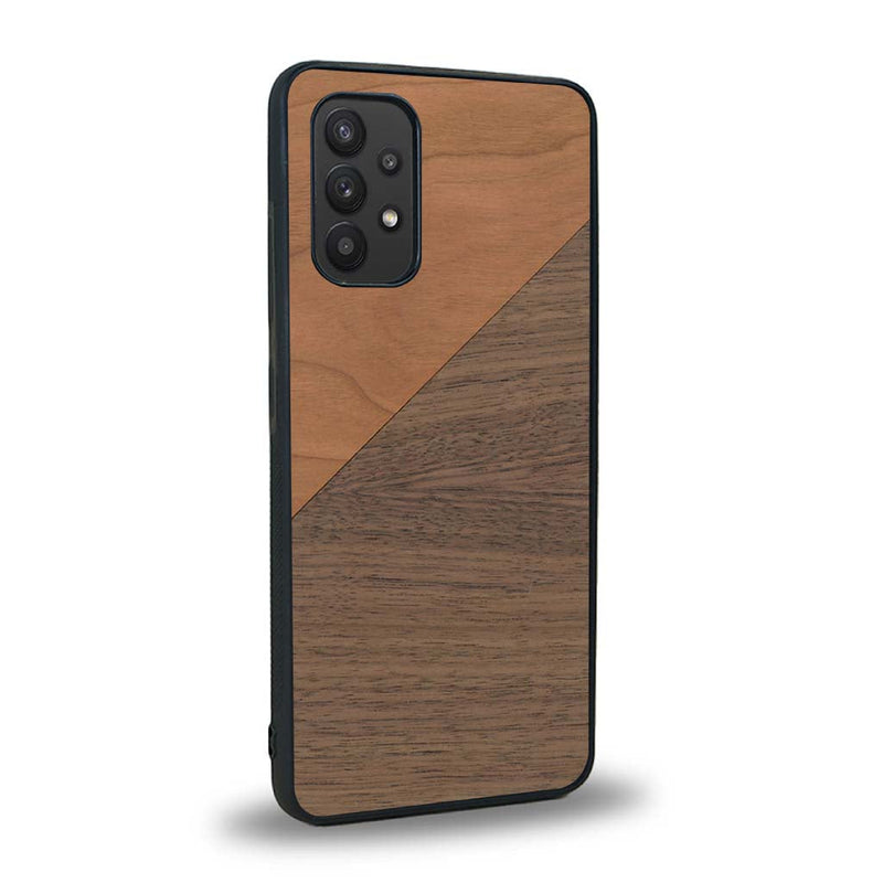 Coque de protection en bois véritable fabriquée en France pour Samsung A32 4G alliant du merisier et du noyer formant chacun un triangle avec une jointure en diagonale sur le thème de l'art abstrait