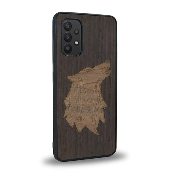 Coque de protection en bois véritable fabriquée en France pour Samsung A32 4G alliant du chêne fumé et du noyer représentant une tête de loup géométrique de profil sur le thème des animaux et de la nature