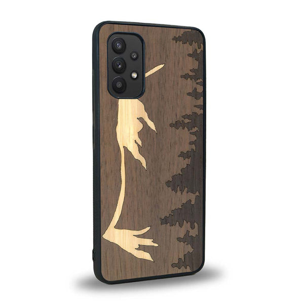 Coque de protection en bois véritable fabriquée en France pour Samsung A32 4G sur le thème de la nature et de la montagne qui allie du chêne fumé, du noyer et du bambou représentant le mont mézenc