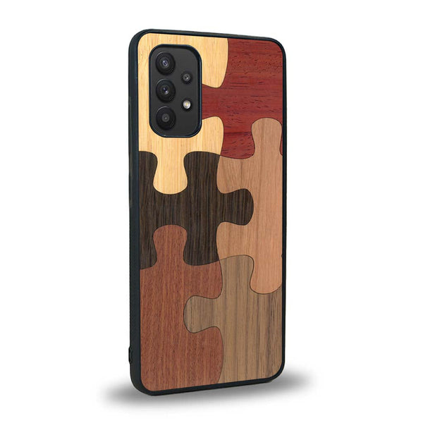 Coque de protection en bois véritable fabriquée en France pour Samsung A32 4G représentant un puzzle en six pièces qui allie du chêne fumé, du noyer, du bambou, du padouk, du merisier et de l'acajou