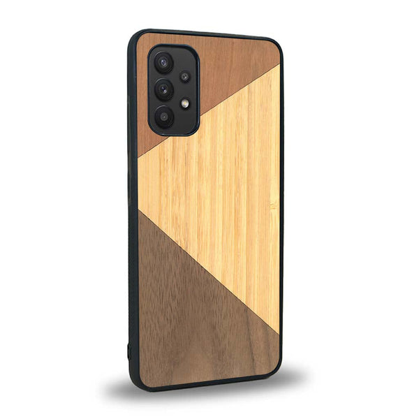 Coque de protection en bois véritable fabriquée en France pour Samsung A32 4G alliant du merisier, du noyer et du bambou formant chacun deux triangles et un trapèze avec deux jointures en diagonale sur le thème de l'art abstrait