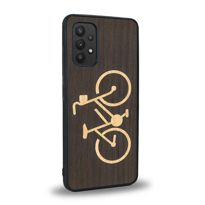 Coque de protection en bois véritable fabriquée en France pour Samsung A32 4G sur le theme du vélo et de l'outdoor qui allie du bambou et du chêne fumé représentant un vélo