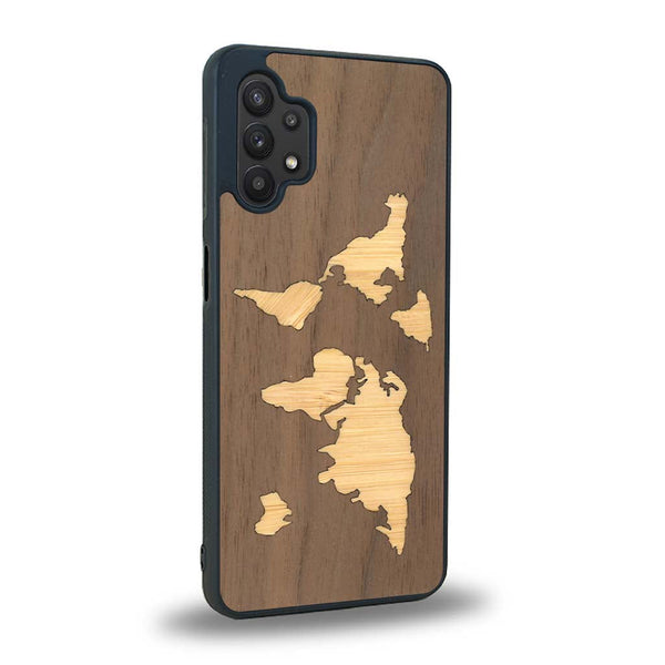 Coque de protection en bois véritable fabriquée en France pour Samsung A32 5G alliant du bambou et du noyer sur le thème du voyage et de l'aventure représentant une mappemonde
