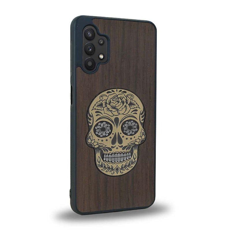 Coque de protection en bois véritable fabriquée en France pour Samsung A32 5G alliant du chêne fumé avec du métal argenté et doré représentant une tête de mort mexicaine sur le thème Dia de los Muertos