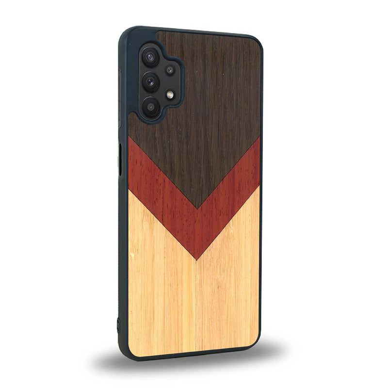 Coque de protection en bois véritable fabriquée en France pour Samsung A32 5G alliant du chêne fumé, du padouk et du bambou en forme de chevron sur le thème de l'art abstrait