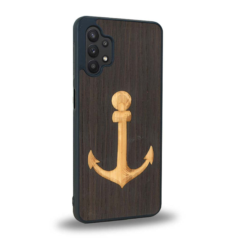 Coque de protection en bois véritable fabriquée en France pour Samsung A32 5G sur le thème nautique avec un bois clair et un bois foncé représentant une ancre de bateau