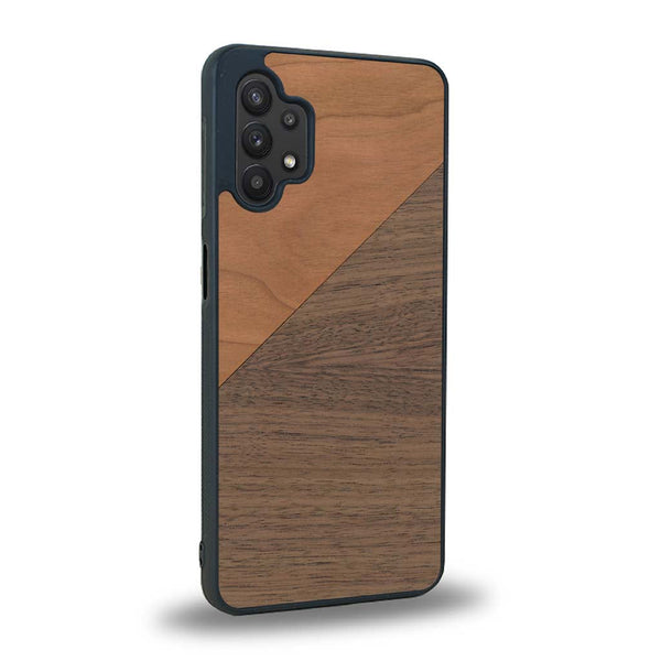 Coque de protection en bois véritable fabriquée en France pour Samsung A32 5G alliant du merisier et du noyer formant chacun un triangle avec une jointure en diagonale sur le thème de l'art abstrait
