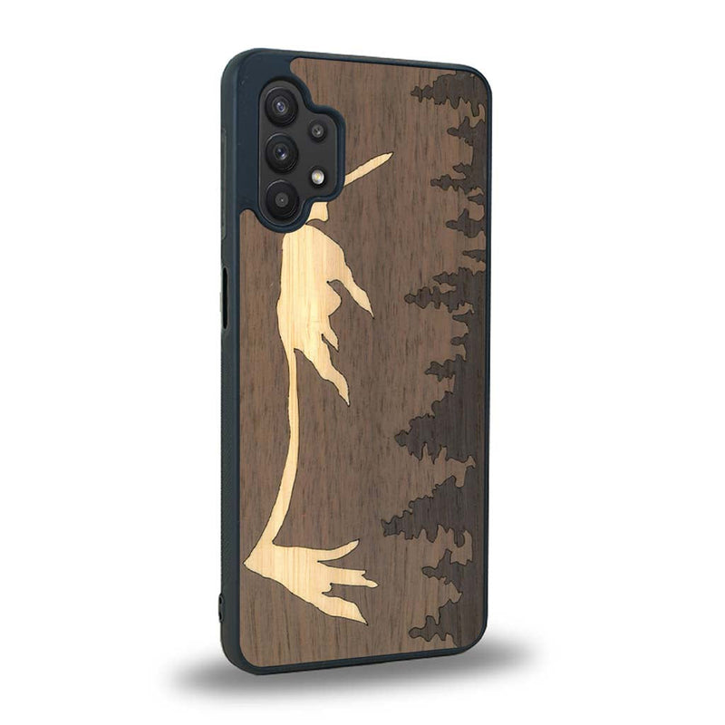 Coque de protection en bois véritable fabriquée en France pour Samsung A32 5G sur le thème de la nature et de la montagne qui allie du chêne fumé, du noyer et du bambou représentant le mont mézenc