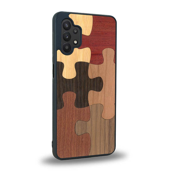 Coque de protection en bois véritable fabriquée en France pour Samsung A32 5G représentant un puzzle en six pièces qui allie du chêne fumé, du noyer, du bambou, du padouk, du merisier et de l'acajou