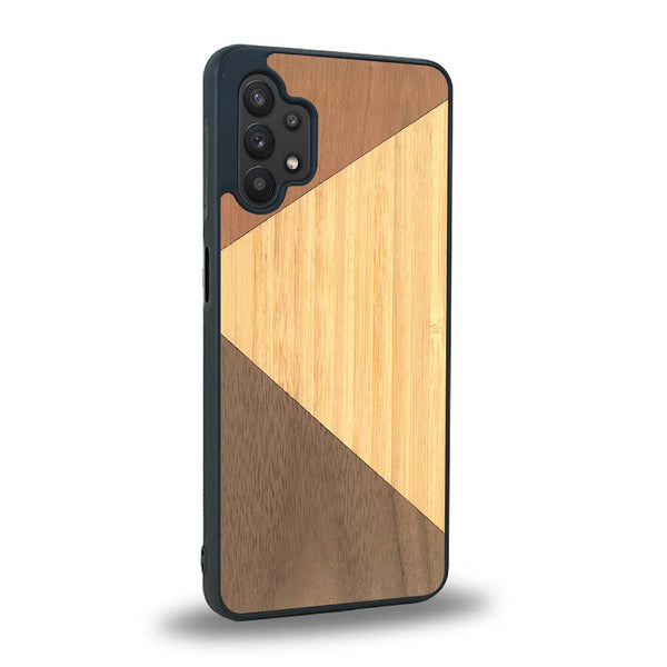 Coque de protection en bois véritable fabriquée en France pour Samsung A32 5G alliant du merisier, du noyer et du bambou formant chacun deux triangles et un trapèze avec deux jointures en diagonale sur le thème de l'art abstrait