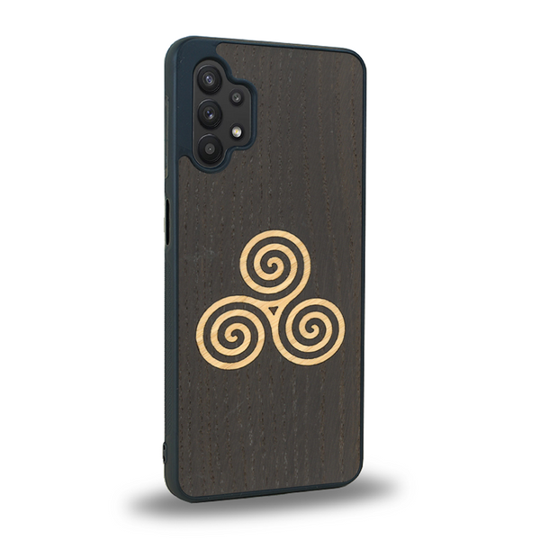 Coque de protection en bois véritable fabriquée en France pour Samsung A32 5G alliant du chêne fumé et du bambou et doré représentant un triskell
