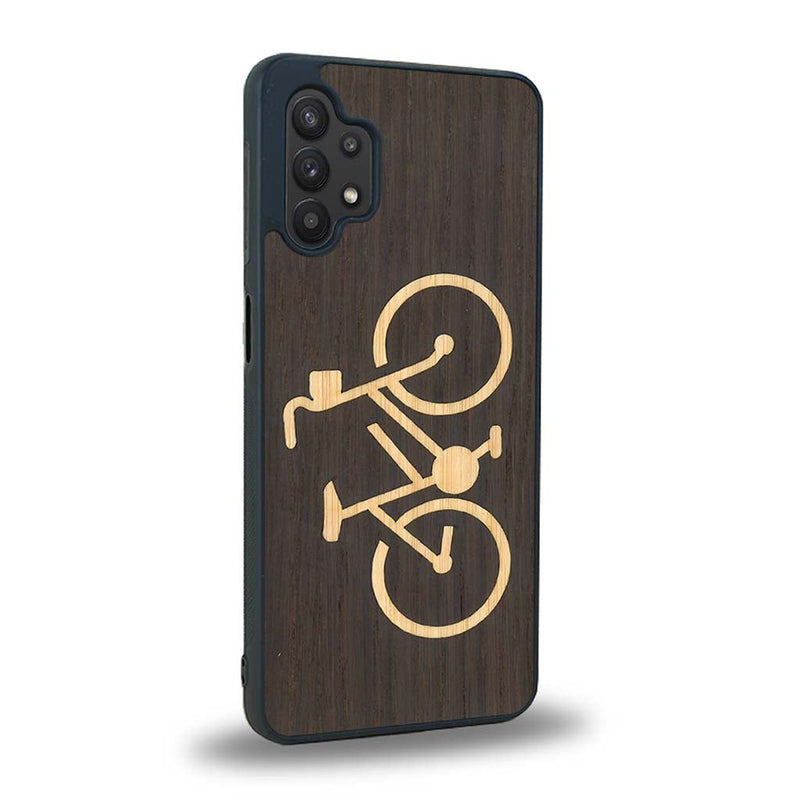 Coque de protection en bois véritable fabriquée en France pour Samsung A32 5G sur le theme du vélo et de l'outdoor qui allie du bambou et du chêne fumé représentant un vélo