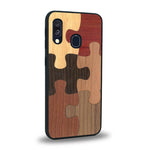 Coque de protection en bois véritable fabriquée en France pour Samsung A40 représentant un puzzle en six pièces qui allie du chêne fumé, du noyer, du bambou, du padouk, du merisier et de l'acajou