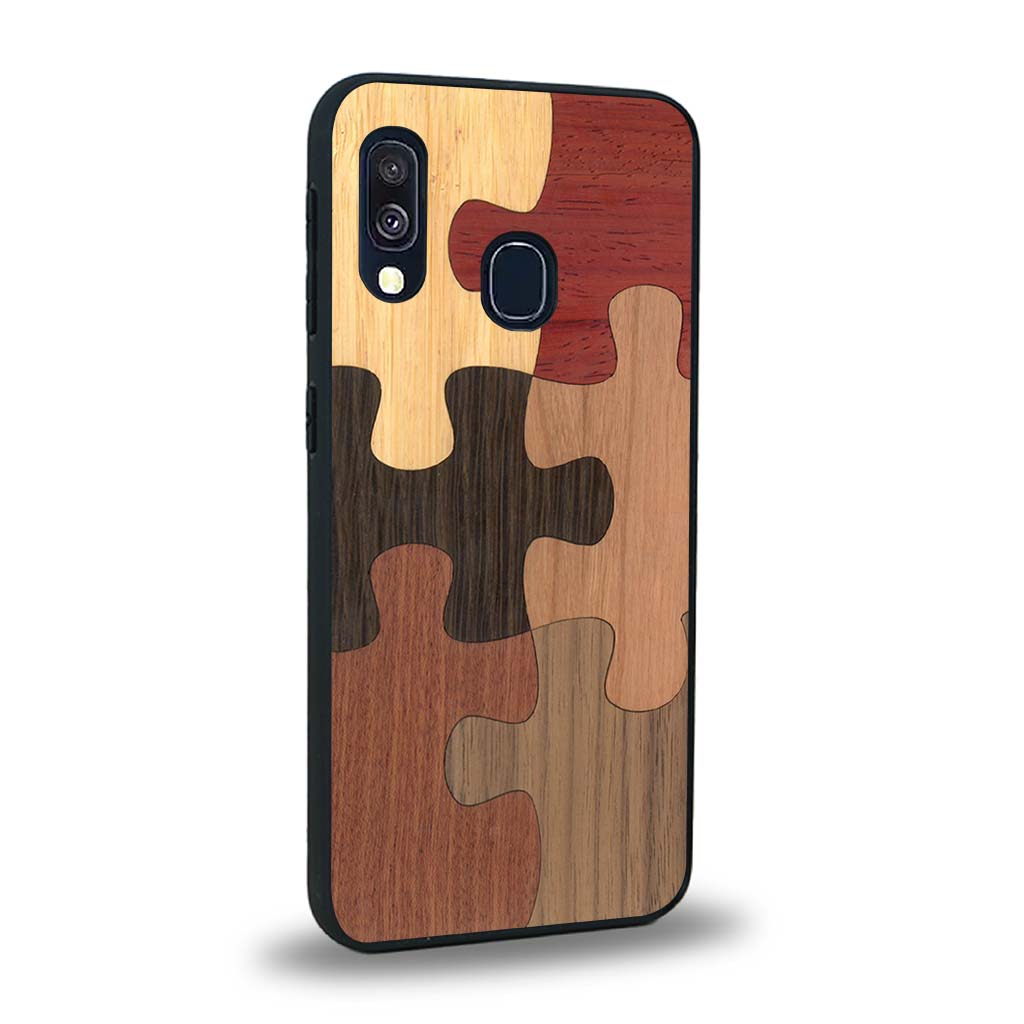 Coque de protection en bois véritable fabriquée en France pour Samsung A40 représentant un puzzle en six pièces qui allie du chêne fumé, du noyer, du bambou, du padouk, du merisier et de l'acajou