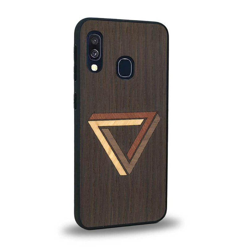 Coque de protection en bois véritable fabriquée en France pour Samsung A40 sur le thème de l'art géométrique qui allie du chêne fumé, du noyer, du bambou et du padouk représentant le triangle de penrose