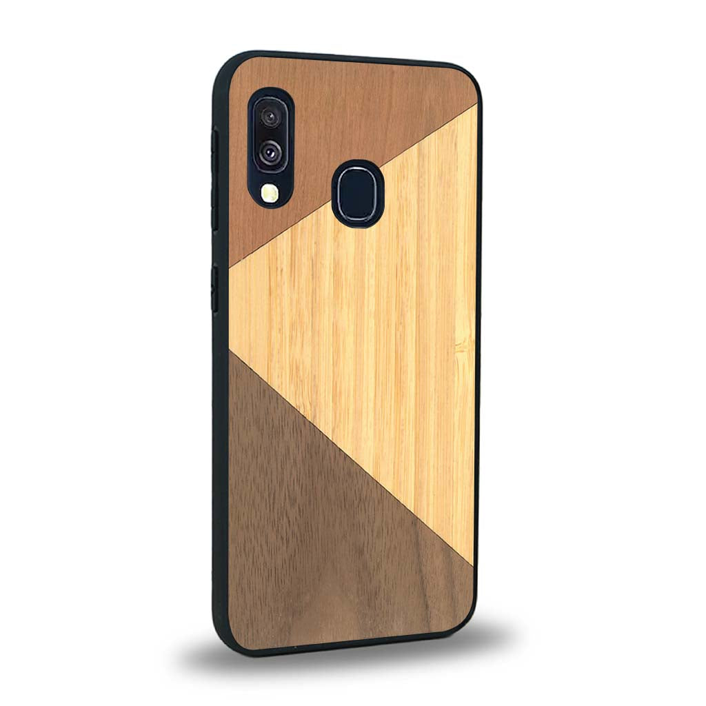 Coque de protection en bois véritable fabriquée en France pour Samsung A40 alliant du merisier, du noyer et du bambou formant chacun deux triangles et un trapèze avec deux jointures en diagonale sur le thème de l'art abstrait