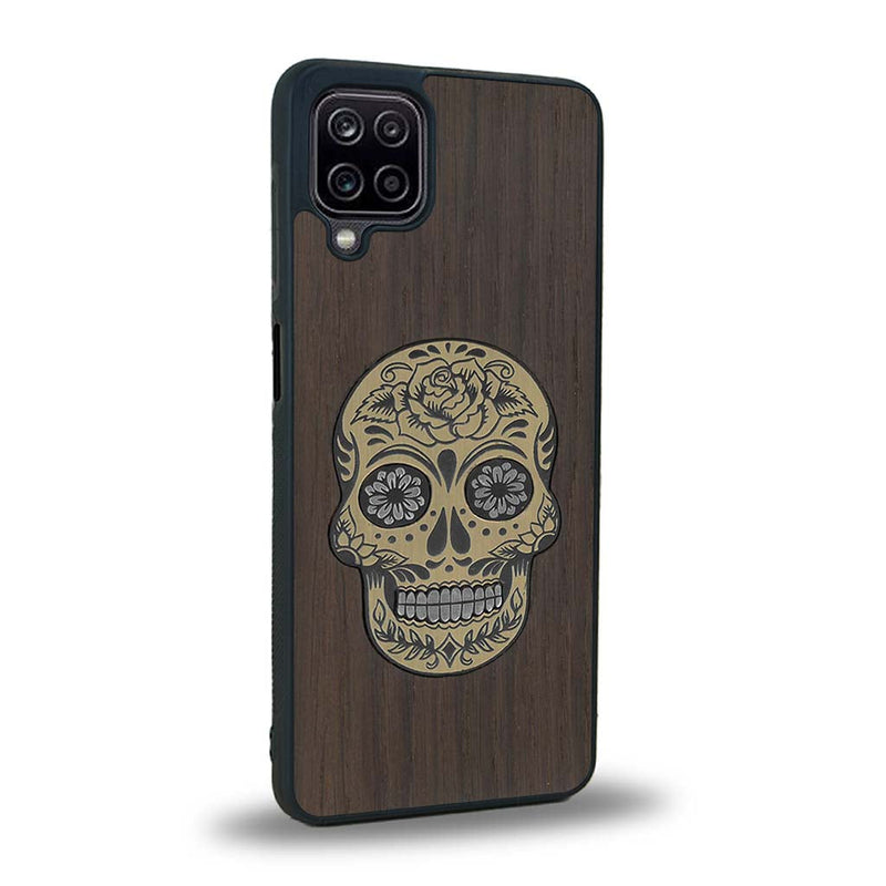 Coque de protection en bois véritable fabriquée en France pour Samsung A42 5G alliant du chêne fumé avec du métal argenté et doré représentant une tête de mort mexicaine sur le thème Dia de los Muertos