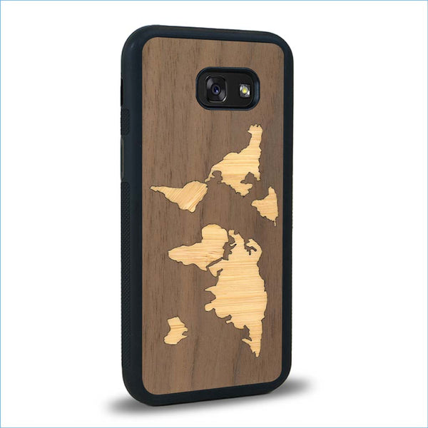 Coque de protection en bois véritable fabriquée en France pour Samsung A5 alliant du bambou et du noyer sur le thème du voyage et de l'aventure représentant une mappemonde
