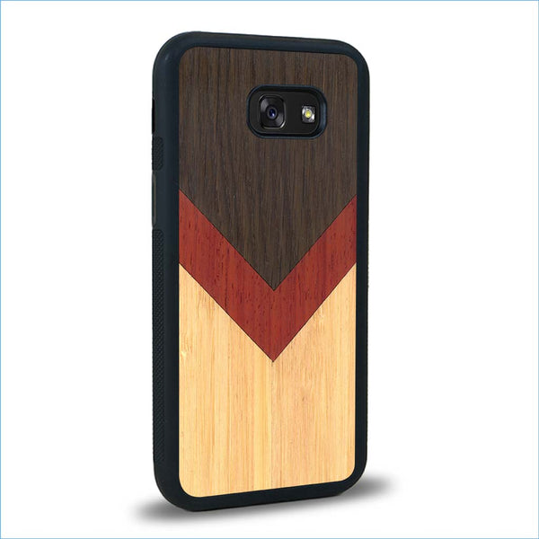 Coque de protection en bois véritable fabriquée en France pour Samsung A5 alliant du chêne fumé, du padouk et du bambou en forme de chevron sur le thème de l'art abstrait