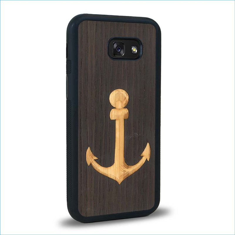 Coque de protection en bois véritable fabriquée en France pour Samsung A5 sur le thème nautique avec un bois clair et un bois foncé représentant une ancre de bateau