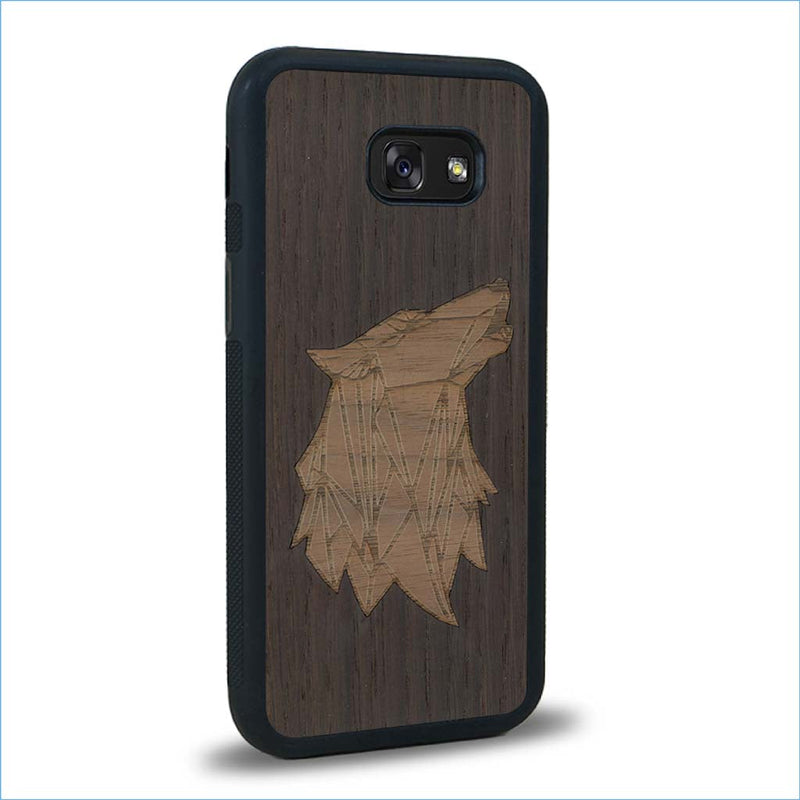 Coque de protection en bois véritable fabriquée en France pour Samsung A5 alliant du chêne fumé et du noyer représentant une tête de loup géométrique de profil sur le thème des animaux et de la nature