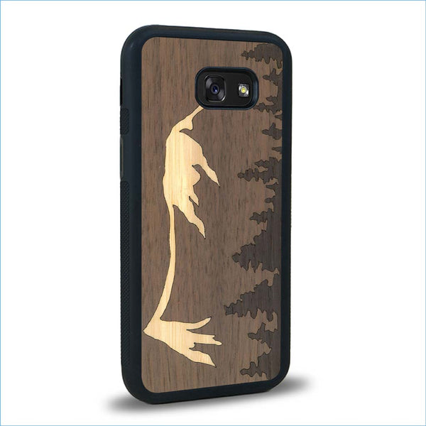 Coque de protection en bois véritable fabriquée en France pour Samsung A5 sur le thème de la nature et de la montagne qui allie du chêne fumé, du noyer et du bambou représentant le mont mézenc
