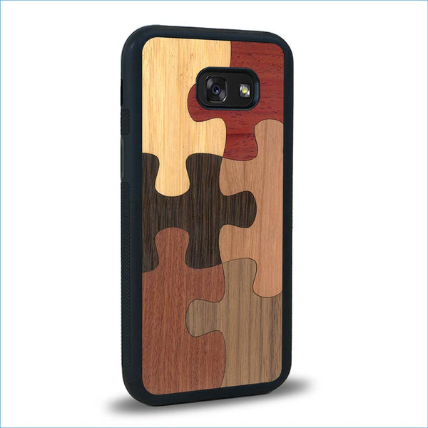 Coque de protection en bois véritable fabriquée en France pour Samsung A5 représentant un puzzle en six pièces qui allie du chêne fumé, du noyer, du bambou, du padouk, du merisier et de l'acajou