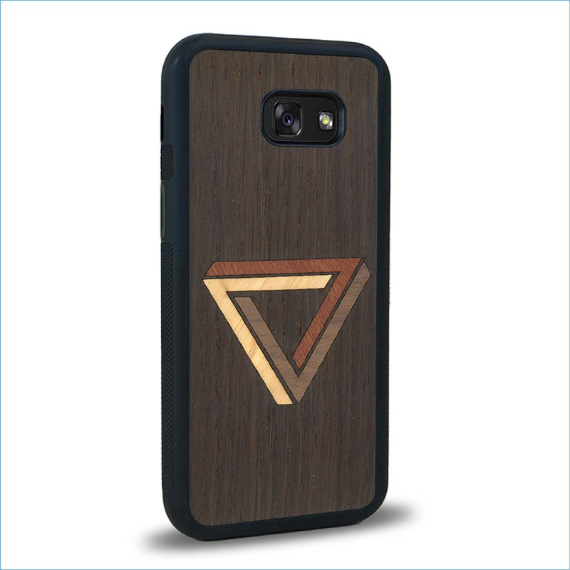 Coque de protection en bois véritable fabriquée en France pour Samsung A5 sur le thème de l'art géométrique qui allie du chêne fumé, du noyer, du bambou et du padouk représentant le triangle de penrose