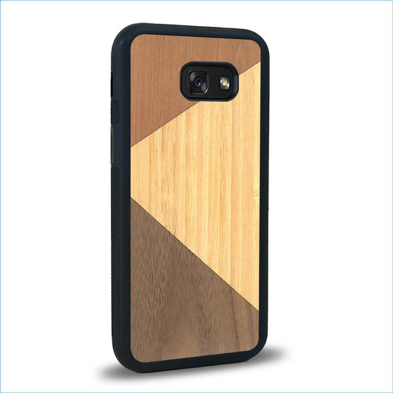 Coque de protection en bois véritable fabriquée en France pour Samsung A5 alliant du merisier, du noyer et du bambou formant chacun deux triangles et un trapèze avec deux jointures en diagonale sur le thème de l'art abstrait