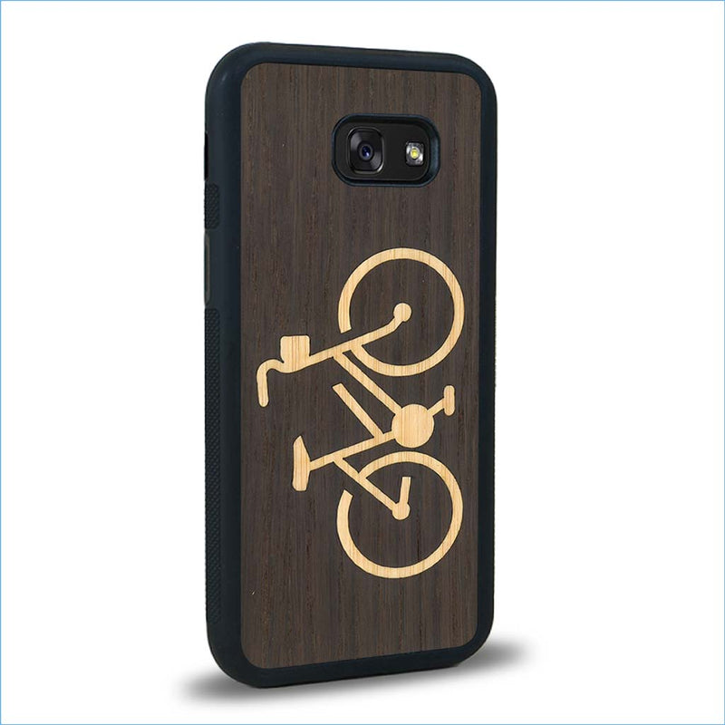 Coque de protection en bois véritable fabriquée en France pour Samsung A5 sur le theme du vélo et de l'outdoor qui allie du bambou et du chêne fumé représentant un vélo