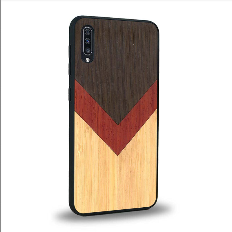 Coque de protection en bois véritable fabriquée en France pour Samsung A50 alliant du chêne fumé, du padouk et du bambou en forme de chevron sur le thème de l'art abstrait