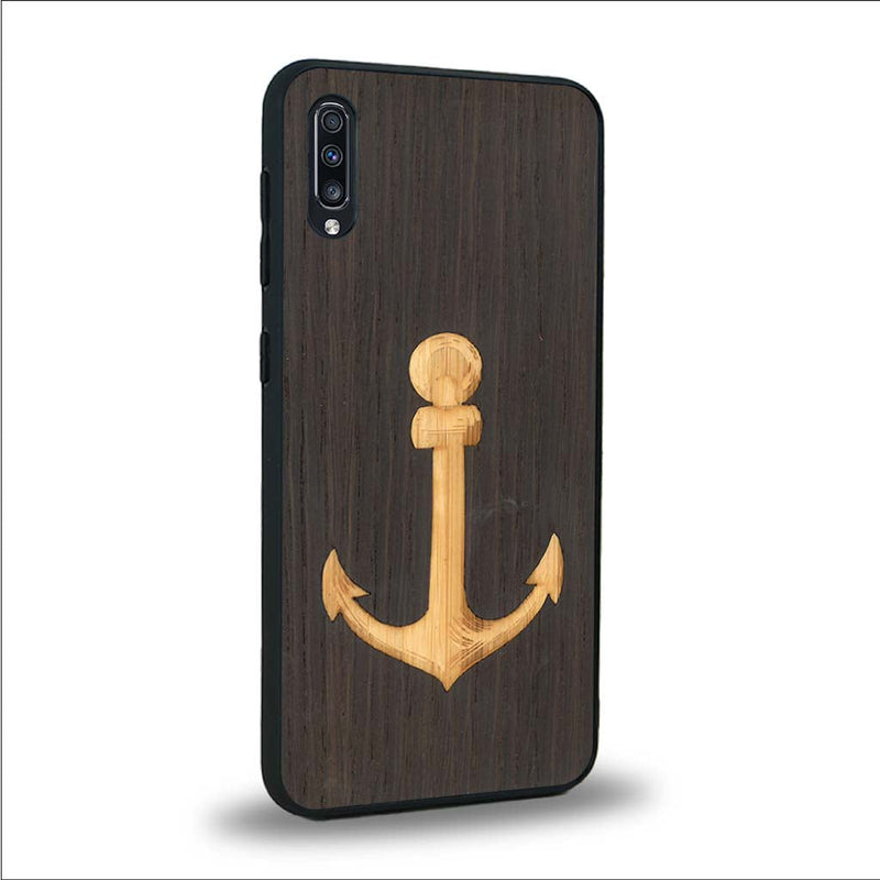 Coque de protection en bois véritable fabriquée en France pour Samsung A50 sur le thème nautique avec un bois clair et un bois foncé représentant une ancre de bateau