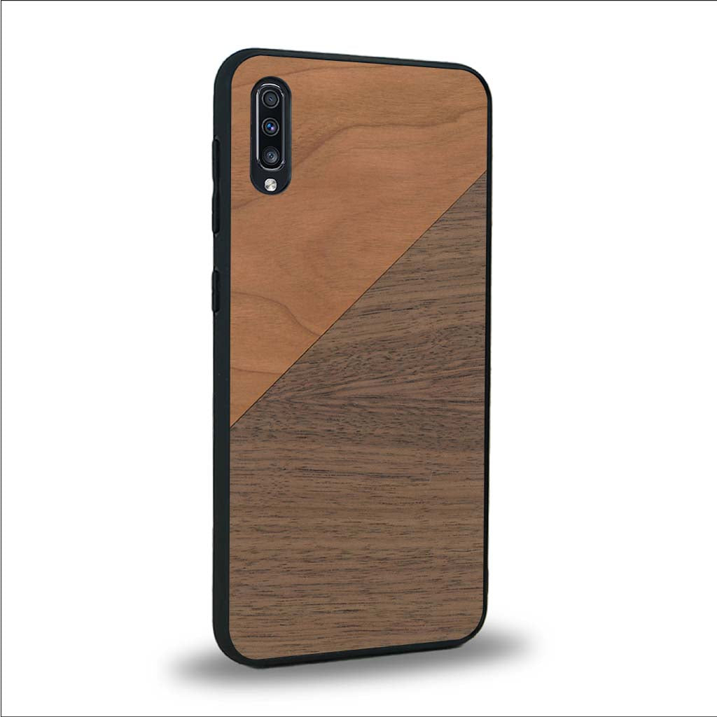 Coque de protection en bois véritable fabriquée en France pour Samsung A50 alliant du merisier et du noyer formant chacun un triangle avec une jointure en diagonale sur le thème de l'art abstrait