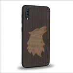 Coque de protection en bois véritable fabriquée en France pour Samsung A50 alliant du chêne fumé et du noyer représentant une tête de loup géométrique de profil sur le thème des animaux et de la nature