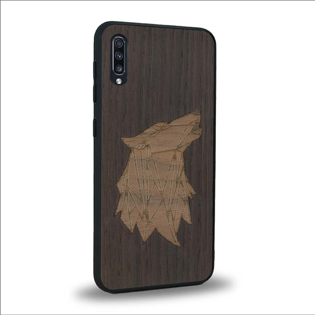 Coque de protection en bois véritable fabriquée en France pour Samsung A50 alliant du chêne fumé et du noyer représentant une tête de loup géométrique de profil sur le thème des animaux et de la nature