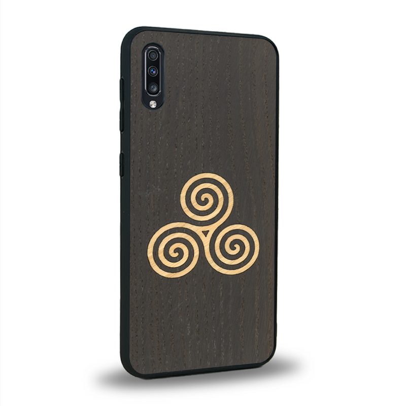 Coque de protection en bois véritable fabriquée en France pour Samsung A50 alliant du chêne fumé et du bambou et doré représentant un triskell