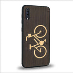 Coque de protection en bois véritable fabriquée en France pour Samsung A50 sur le theme du vélo et de l'outdoor qui allie du bambou et du chêne fumé représentant un vélo